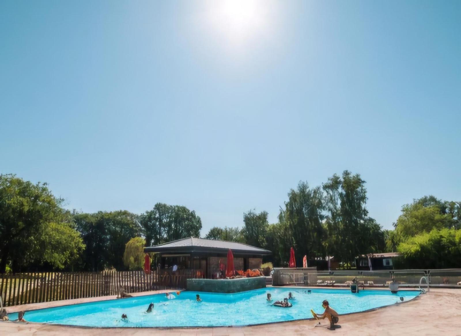 Pipowagen Met Prive Hot Tub Villa Lanaken Bagian luar foto